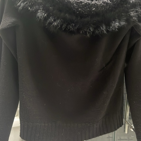 Gaby & Eden black sweater with fur-trimmed crochet shawl/cold shoulder collar - Picture 5 of 7